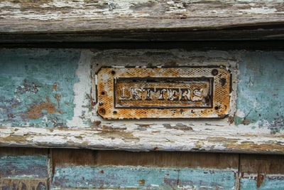 木板内的字母标志